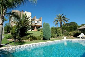 Lujosa villa en un gran terreno en la exclusiva urbanización Parque de Monte Alcedo, La Eliana, con una cocina moderna e instalaciones únicas.