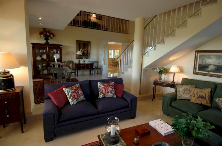 Lujosa villa en un gran terreno en la exclusiva urbanización Parque de Monte Alcedo, La Eliana, con una cocina moderna e instalaciones únicas.