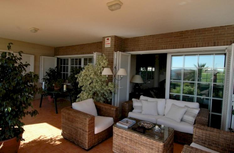 Lujosa villa en un gran terreno en la exclusiva urbanización Parque de Monte Alcedo, La Eliana, con una cocina moderna e instalaciones únicas.