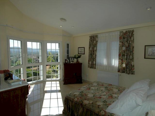 Lujosa villa en un gran terreno en la exclusiva urbanización Parque de Monte Alcedo, La Eliana, con una cocina moderna e instalaciones únicas.