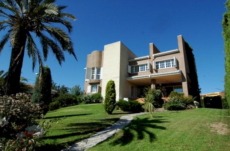 Lujosa villa en un gran terreno en la exclusiva urbanización Parque de Monte Alcedo, La Eliana, con una cocina moderna e instalaciones únicas.