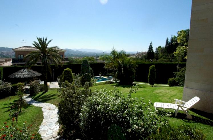 Lujosa villa en un gran terreno en la exclusiva urbanización Parque de Monte Alcedo, La Eliana, con una cocina moderna e instalaciones únicas.